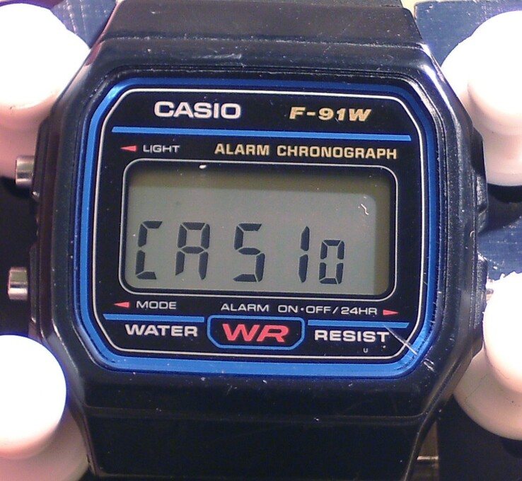 Hält man die untere rechte Taste der Casio F-91W gedrückt, erscheint der Schriftzug „Casio“ auf dem Display. (Bildquelle: Wikipedia)