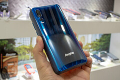 Das Energizer Power Max P18K Pop ist das dickste Handy der Welt mit dem größten Akku (Bild: Phonearena)
