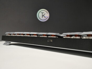 Das "schwebende" Design. (Bildquelle: Julian van der Merwe / Notebookcheck)