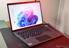 Selbst mit OLED-Panel und LTE kostet das ThinkPad T14 Gen 4 AMD derzeit keine 1.200 Euro mehr (Bildquelle: Benjamin Herzig)