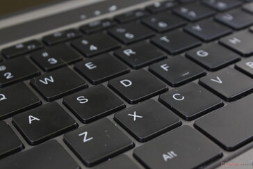 Das Schlüsselfeedback ist fest, aber nicht immer konsistent oder einheitlich. Die Tasten Enter und Shift sind beispielsweise weicher als die QWERTY-Haupttasten