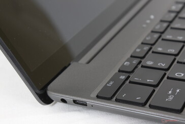 AC-Adapter und USB-C Ports entlang der linken Kante sind viel zu nah beieinander