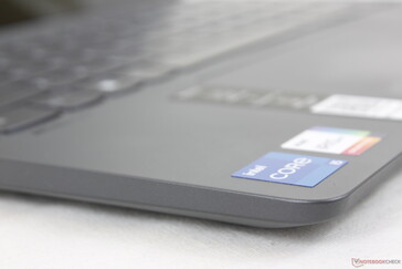 Die Basiseinheit besteht aus glasfaserverstärktem Kunststoff und das ClickPad aus BO-PET.