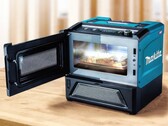 Makita macht die Mikrowelle mobil, mit einem Akku, der ausreichend Energie für elf warme Mahlzeiten speichern soll. (Bild: Makita)