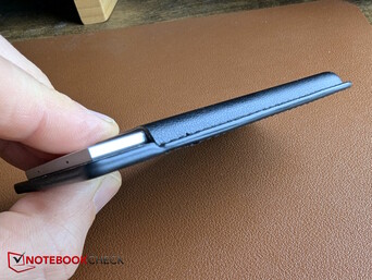 Per dünner, schwarzer Magnethülle ...