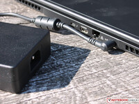 Das dicke 230-Watt-Netzteil wird rückseitig angesteckt.