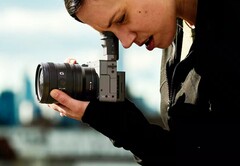 Die Sony FX2 besitzt einen ausklappbaren elektronischen Sucher. (Bildquelle: Sony)