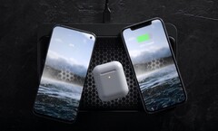 Mit 18 Ladespulen sollen Geräte frei auf der Ladefläche platziert werden können. (Bild: Nomad)