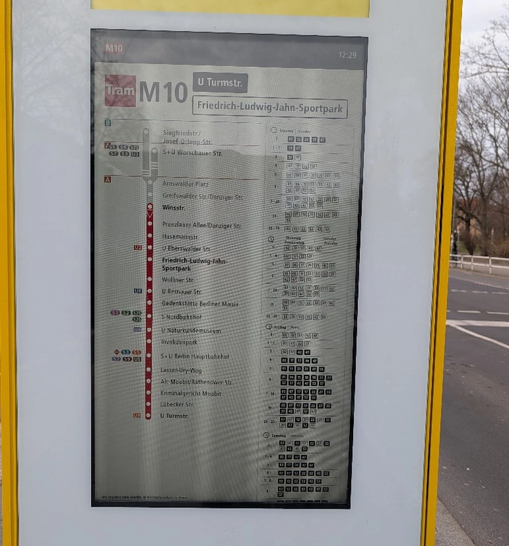 Bei der M10 hört ein Teil des Fahrplans am Sonntag nach 8 Uhr auf. Das digitale System hat nicht genug Platz für komplexe Fahrpläne und ist konzeptionell nicht für Großstädte geeignet.