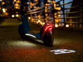Bugattis elektrischer Scooter ist mit einem LED-Licht ausgetattet, welches das Markenlogo auf den Boden projizieren kann (Bild: Bugatti)