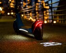 Bugattis elektrischer Scooter ist mit einem LED-Licht ausgetattet, welches das Markenlogo auf den Boden projizieren kann (Bild: Bugatti)