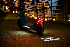 Bugattis elektrischer Scooter ist mit einem LED-Licht ausgetattet, welches das Markenlogo auf den Boden projizieren kann (Bild: Bugatti)