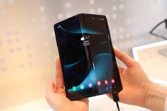 Samsung Display hat ein AMOLED-Panel vorgestellt, das sowohl nach innen als auch nach außen gefaltet werden kann. (Bild: Samsung Display)