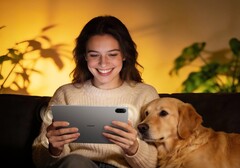 Das Honor Pad X8b setzt auf ein recht gewöhnliches Design mit flachem Rahmen und Quad-Lautsprechern.