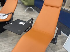 Flughafensitzmöbel von Arconas mit Wireless Qi und seitlichen USB-A/C-Buchsen. (Foto: Andreas Sebayang/Notebookcheck.com)