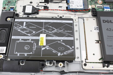 Sekundärer 2,5-Zoll SATA-Schacht. Praktisch: Dell druckt kleine Piktogramme mit Anweisungen für das Aufrüsten der Festplatte auf den Schacht
