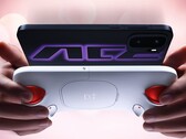 Das OnePlus Ace 6 Ultra wird mit einem optionalen Gamepad angeboten.