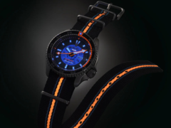 Die neue Uhr Seiko 5 Sports x Bamford Limited Edition besitzt ein blaugrünes Zifferblatt, das von auffälligen orangefarbenen, blauen und weißen Elementen sowohl auf dem Zifferblatt als auch auf dem Nylonarmband akzentuiert wird. (Bildquelle: 