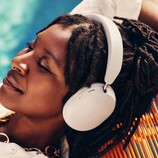 Die Sonos Ace werden sowohl in Schwarz als auch in Weiß angeboten. (Bild: Sonos)