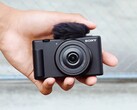 Die Sony ZV-1F setzt auf einen 1 Zoll Sensor, mit dem 4K-Videos mit bis zu 30 Bildern pro Sekunde aufgezeichnet werden können. (Bild: Sony)
