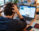 Person rauft sich die Haare beim Buchen einer Reise am Laptop