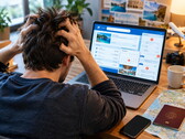 Person rauft sich die Haare beim Buchen einer Reise am Laptop