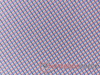 Die Subpixel sind aufgrund der dicken Touchscreen-Schicht deutlich körniger als bei einer glänzenden Alternative
