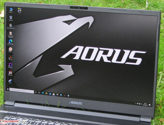 Das Aorus 7 KB im Freien (bei bedecktem Himmel)