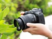 Canon bietet jetzt ein günstigeres f/2.8-Zoom-Objektiv für EOS-R-Kameras an. (Bildquelle: Canon)