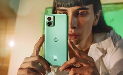 Die Rückseite des Motorola Edge 30 Neo trägt ein kleines Pantone-Symbol, das Aufschluss über die Farbe gibt. (Bild: Motorola)