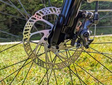 Die Bremsen bringen das Rad sicher zum Stehen, Druckpunkt und Bremskraft könnten aber stärker sein.