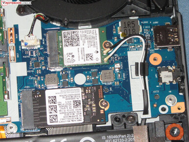 ... verstecken sich die SSD (unten im Bild; NVMe, M.2.2242) und das WLAN-Modul