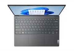 Das Lenovo Yoga Slim 7i Carbon der achten Generation setzt auf dasselbe Design wie sein eigener Vorgänger. (Bild: Lenovo)