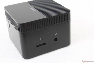 Rechts: MicroSD-Lesegerät, 3,5-mm-Kopfhörer (ohne Mikrofon)