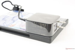 Kleines (6,3 x 6,3 x 2,8 cm) 65-W-Netzgerät