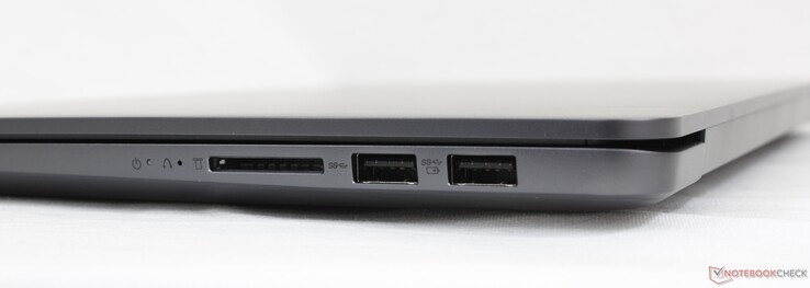 Rechts: SD-Kartenleser, 2x USB-A 3.2 Gen. 1