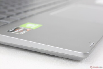 Während die Basiseinheit und die Außenseite des Deckels aus Metall bestehen, setzt der Hersteller für die Bodenplatte Kunststoff ein.