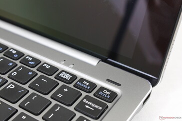 Das Scharnier wackelt stark nach, wenn man den Bildschirm einstellt