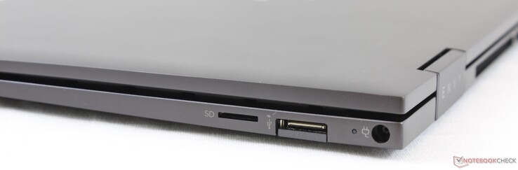 Rechts: microSD-Kartenleser, USB Typ-A 5 Gbps (mit Schlafmodus-Ladefunktion), Netzanschluss