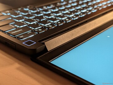 Bekannte Scharniere und der eckige Power-Button sind wieder mit dabei.