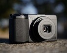 Die Ricoh GR IV Monochrom verzichtet auf einen Bayer-Filter, und nimmt daher nur Schwarzweiß-Fotos auf. (Bildquelle: Ricoh)