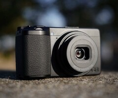 Die Ricoh GR IV Monochrom verzichtet auf einen Bayer-Filter, und nimmt daher nur Schwarzweiß-Fotos auf. (Bildquelle: Ricoh)