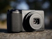 Die Ricoh GR IV Monochrom verzichtet auf einen Bayer-Filter, und nimmt daher nur Schwarzweiß-Fotos auf. (Bildquelle: Ricoh)