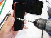 Das Ceramic Shield schützt auch beim iPhone 12 mini und beim Pro Max vor Feuer, gegen Kratzer hilft die Beschichtung aber kaum. (Bild: JerryRigEverything, YouTube)