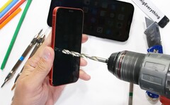 Das Ceramic Shield schützt auch beim iPhone 12 mini und beim Pro Max vor Feuer, gegen Kratzer hilft die Beschichtung aber kaum. (Bild: JerryRigEverything, YouTube)