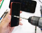 Das Ceramic Shield schützt auch beim iPhone 12 mini und beim Pro Max vor Feuer, gegen Kratzer hilft die Beschichtung aber kaum. (Bild: JerryRigEverything, YouTube)