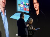 Huang nimmt das Surface RT entgegen: Dahinter ein Foto der Vorstellung aus dem Jahr 2012.