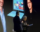 Huang nimmt das Surface RT entgegen: Dahinter ein Foto der Vorstellung aus dem Jahr 2012.