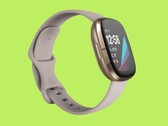 Der Nachfolger der abgebildeten Fitbit Sense erhält ein cleveres Gehäuse, das ohne den auffälligen Metallrahmen auskommt. (Bild: Fitbit)