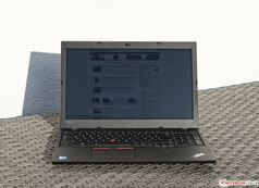 Das Lenovo ThinkPad L590 bei Sonnenschein, ...